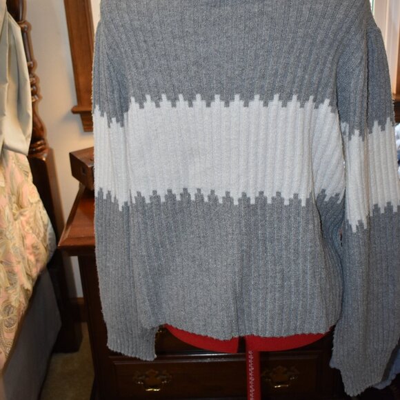 sweater - Picture 3 of 4